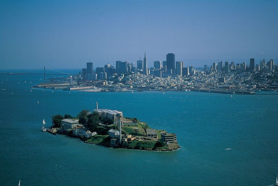 San Francisco: Hop-On Hop-Off Deluxe Bus Tour with 20 Stops - The guides are the reason to choose this operator