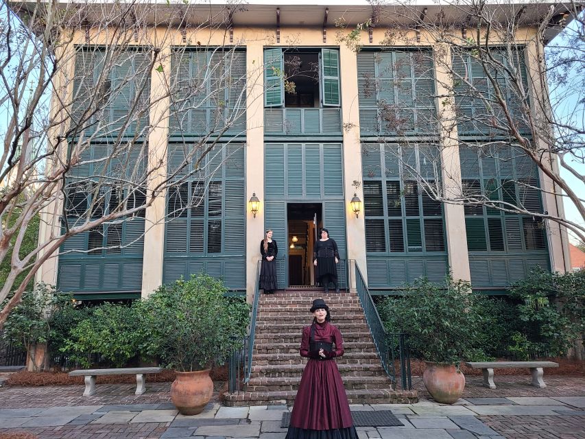 Savannah: Ghosts and Gravestones Tour with Low House Entry - The guide makes or breaks the evening