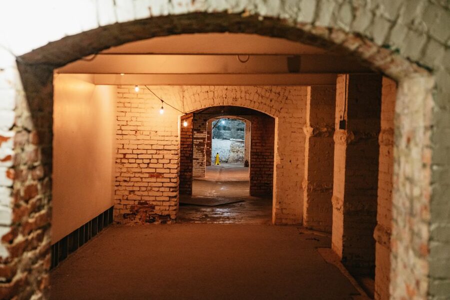 Seattle: Guided Underground Walking Tour - The first descent: seeing the old city level