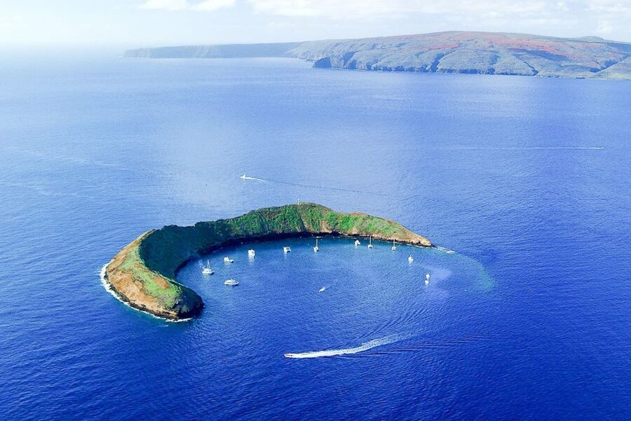South Maui: Molokini & Turtle Town Snorkeling Tour with Meal - Molokini Crater and its clear water