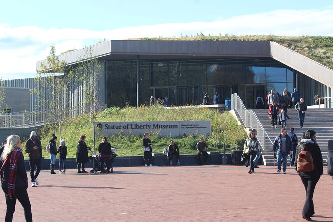 Statue of Liberty Tour with Ellis Island and Immigration Museum - Live guide or self-guided audio?