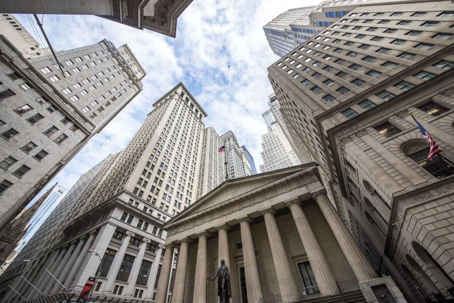 Wall Street Insider Tour with a Finance Professional - Stone Street, old New York in a narrow lane
