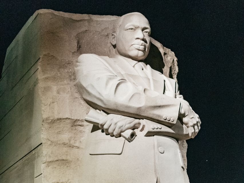 Washington DC: Monuments by Moonlight Nighttime Trolley Tour - The guides make or break the evening