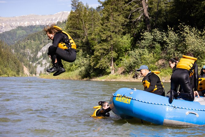 Whitewater Rafting in Jackson Hole : Family Standard Raft - Wetsuits, Paddles, and the Things You Must Pack